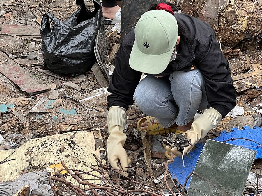 Hà Nội Xanh - Nhóm bạn trẻ tình nguyện vớt rác trên những con sông