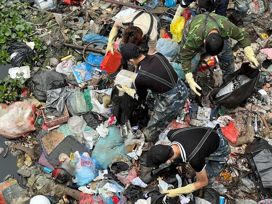 Hà Nội Xanh - Nhóm bạn trẻ tình nguyện vớt rác trên những con sông