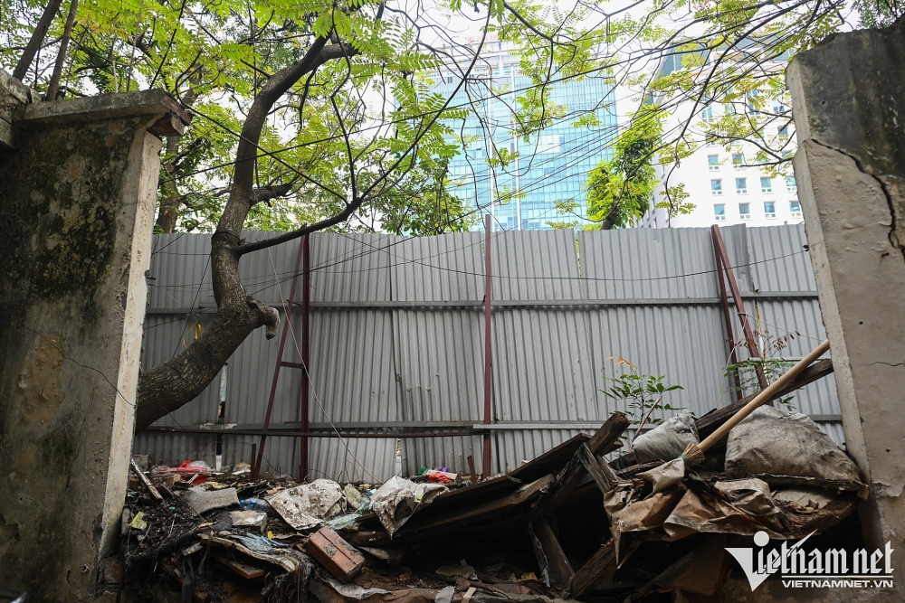 Khu tập thể tan hoang nhiều năm trên 'đất vàng' Hà Nội