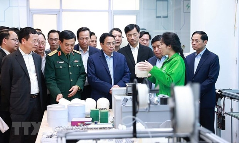 Thủ tướng Phạm Minh Chính thăm, làm việc tại Trung tâm đổi mới sáng tạo Quốc gia và Tập đoàn Viettel