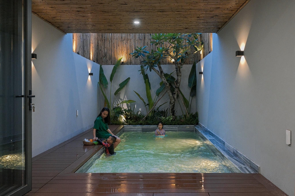 Ngôi nhà 4x20m tích hợp bể bơi mát lạnh, dùng tre làm tường bao ấn tượng