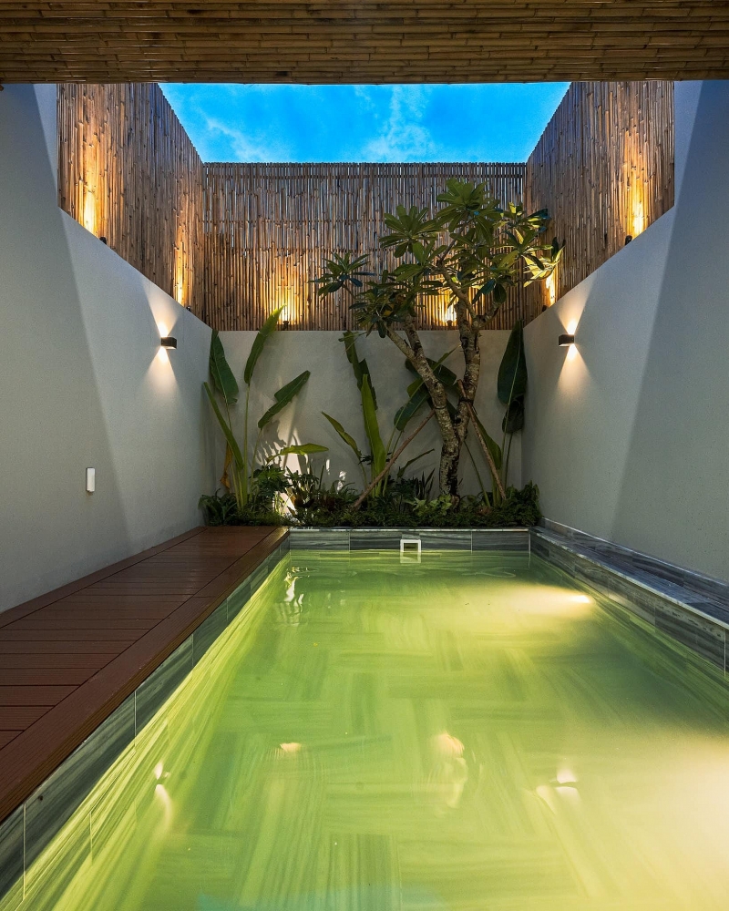 Ngôi nhà 4x20m tích hợp bể bơi mát lạnh, dùng tre làm tường bao ấn tượng