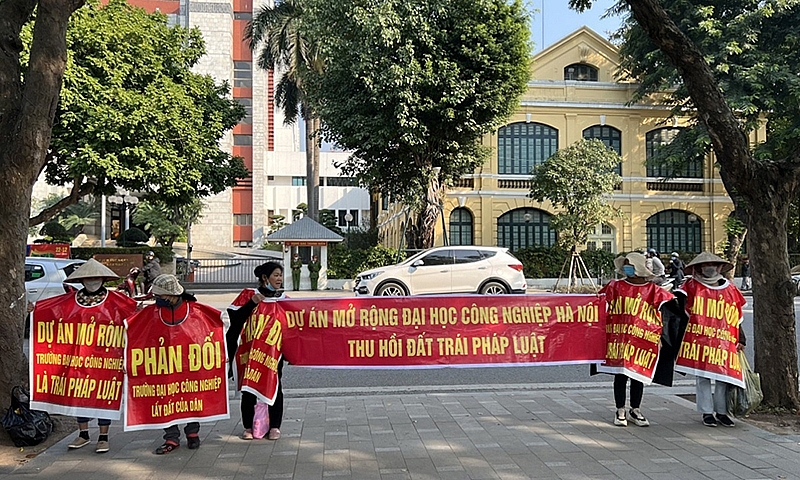 Người dân phường Minh Khai, quận Bắc Từ Liêm cho rằng, việc thu hồi đất để mở rộng cơ sở 1 Trường Đại học Công nghiệp Hà Nội là trái pháp luật.
