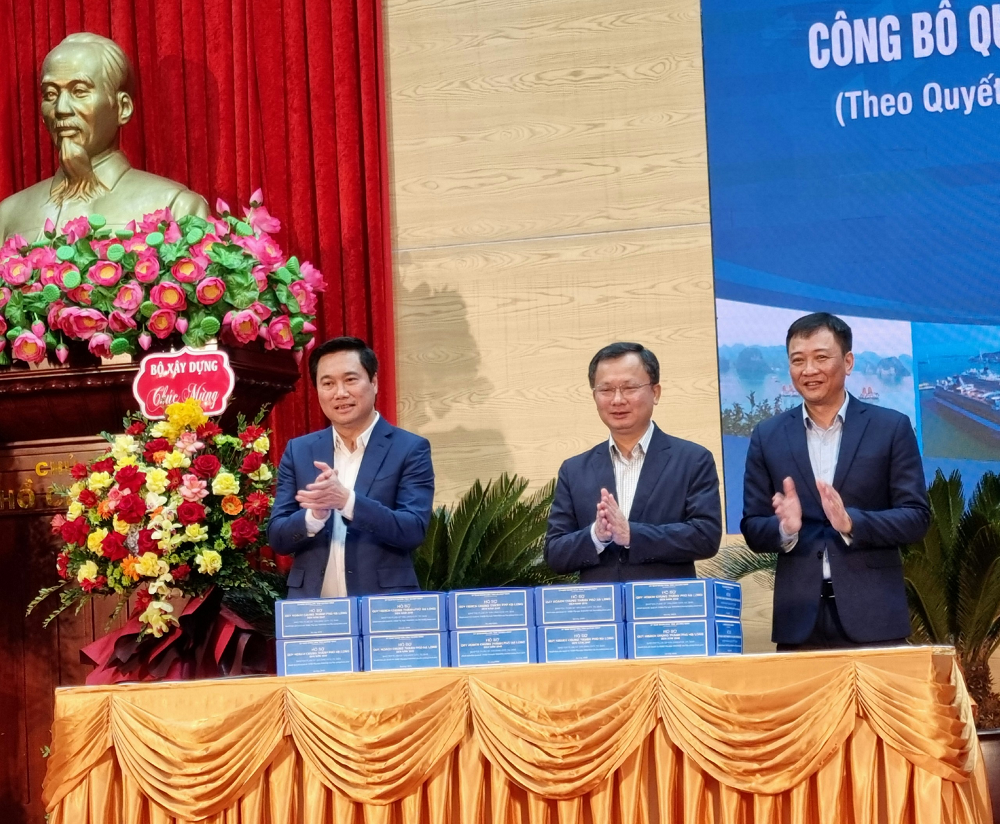 Deputy Minister of Construction Nguyen Tuong Van hands over the master plan to Ha Long city
