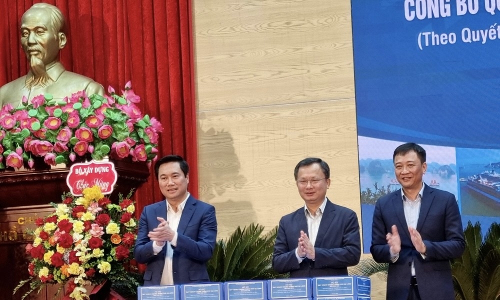 Deputy Minister of Construction Nguyen Tuong Van hands over the master plan to Ha Long city