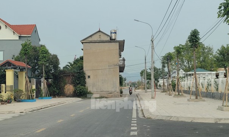 Kỳ lạ ngôi nhà 'mọc' giữa đường ở Quảng Ninh