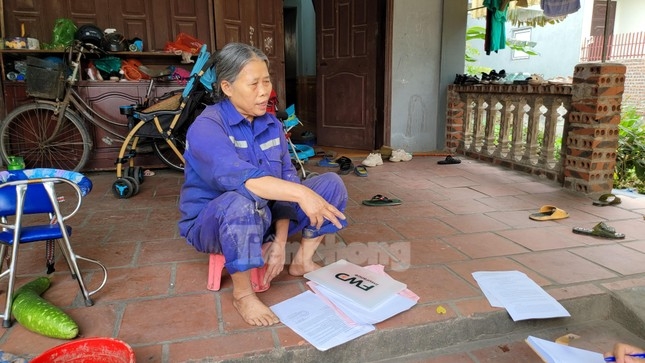 Kỳ lạ ngôi nhà 'mọc' giữa đường ở Quảng Ninh