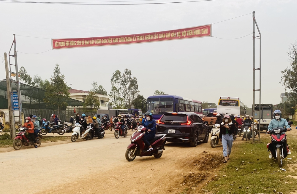 Thạch Thành (Thanh Hóa): Chợ cóc “vây” Quốc lộ 217B