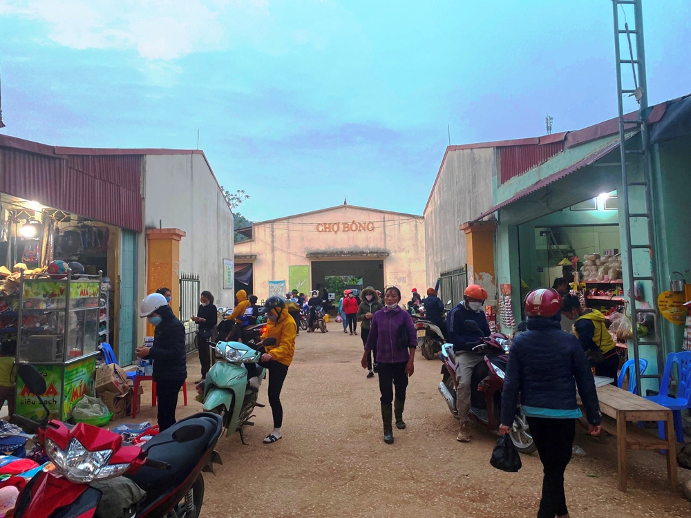 Thạch Thành (Thanh Hóa): Chợ cóc “vây” Quốc lộ 217B