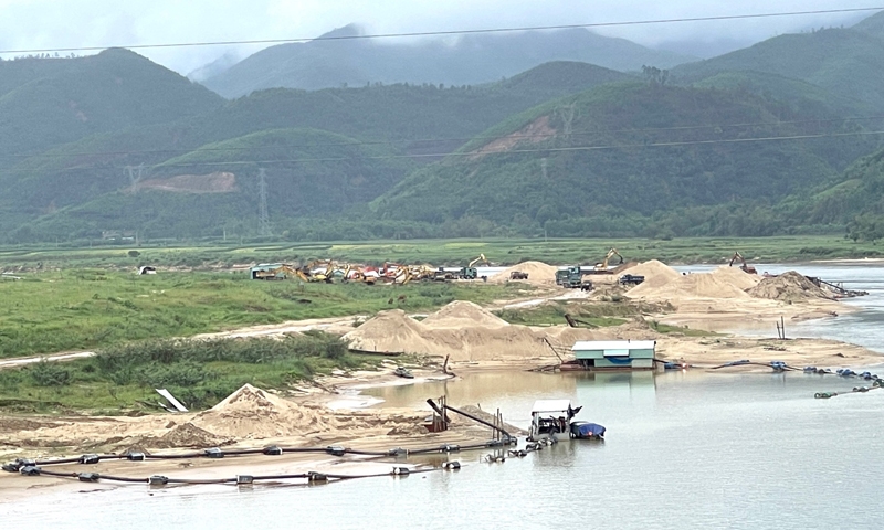 Quảng Nam: Nghiêm cấm các doanh nghiệp khai thác khoáng sản cầm chừng, gây khan hiếm vật liệu để tăng giá bán