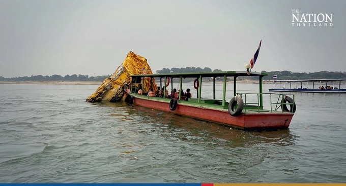 Bảo tháp Phật giáo cổ đại bất ngờ nổi lên giữa sông Mekong