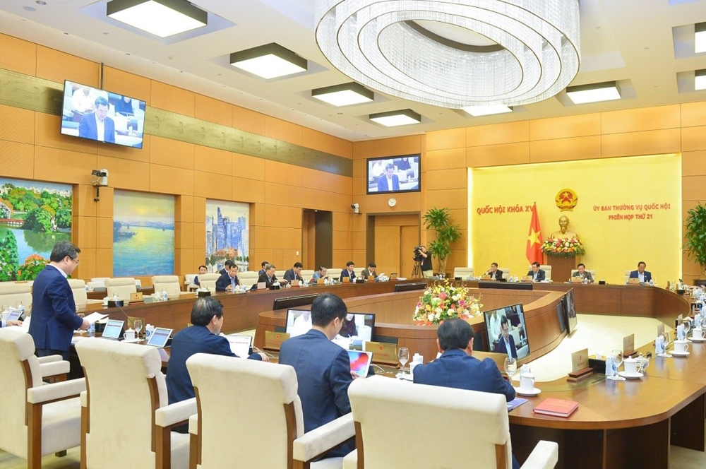 Bộ trưởng Nguyễn Thanh Nghị báo cáo Ủy ban Thường vụ Quốc hội về dự án Luật Nhà ở (sửa đổi)