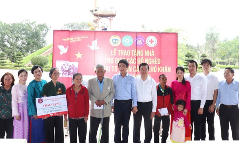 Nguyên Chủ tịch nước Trương Tấn Sang trao tặng nhà tình nghĩa tại Quảng Trị
