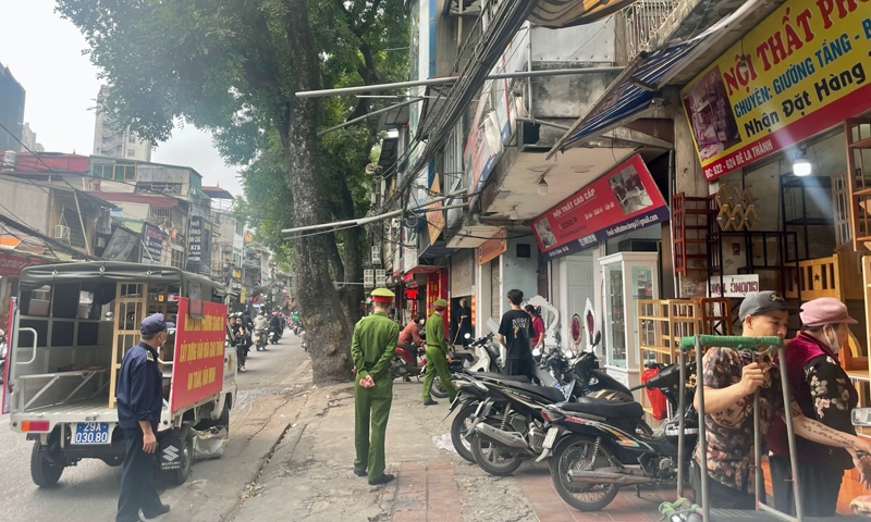 Hà Nội: Công an phường Giảng Võ tăng cường xử lý, giải quyết các vi phạm liên quan đến trật tự đô thị trên địa bàn