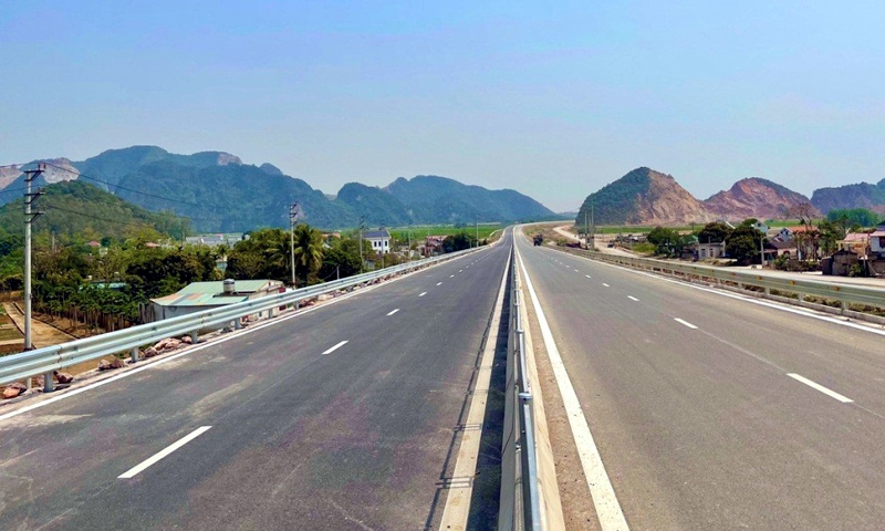 Cận cảnh cao tốc Bắc – Nam đoạn Mai Sơn – Quốc lộ 45 chuẩn bị thông tuyến