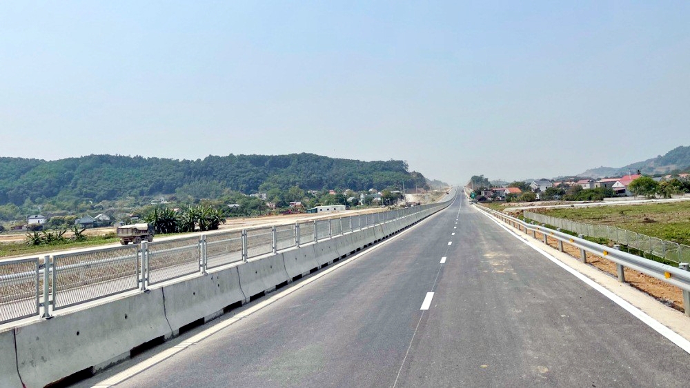 Cận cảnh cao tốc Bắc – Nam đoạn Mai Sơn – Quốc lộ 45 chuẩn bị thông tuyến