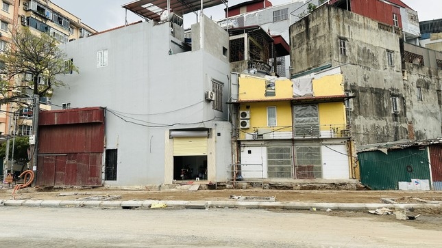 Nhà siêu mỏng, méo mó lại xuất hiện trên đường mới mở tại Hà Nội