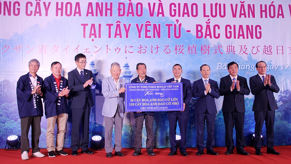 Đại diện Công ty YokoI Muod Việt Nam trao tặng 110 cây hoa anh đào cho tỉnh Bắc Giang.
