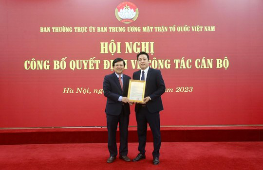 Đại diện Ban Thường trực Ủy ban Trung ương MTTQ Việt Nam trao Quyết định tiếp nhận, bổ nhiệm tân Phó Tổng Biên tập Nguyễn Văn Dũng.
