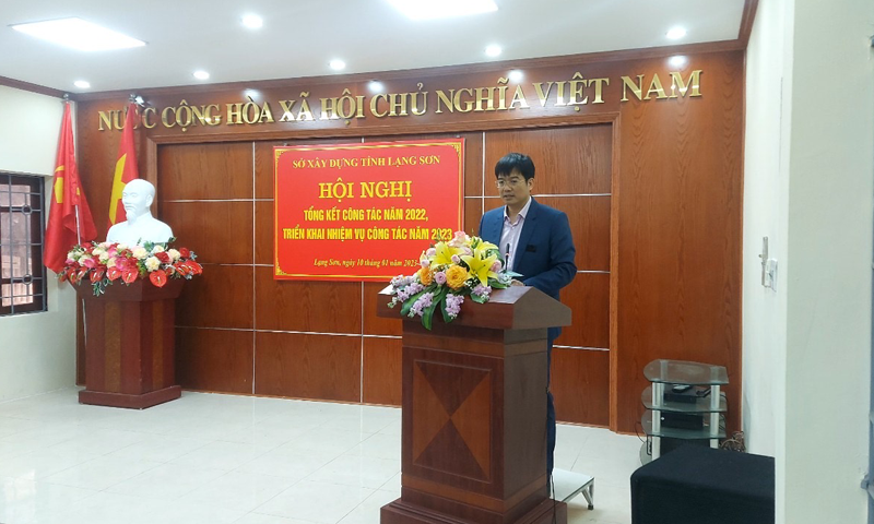 Đồng chí Nguyễn Sỹ Tân – Giám đốc Sở Xây dựng trình bày Báo cáo kết quả thực hiện nhiệm vụ năm 2022.
