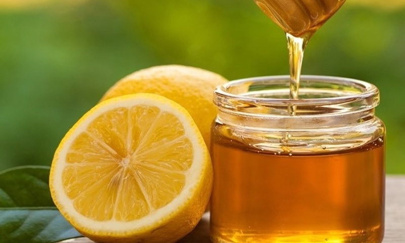 Vì sao nên uống một ly chanh tươi và mật ong vào buổi sáng?