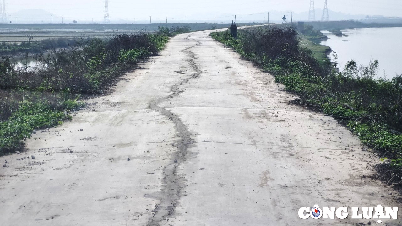Yên Dũng (Bắc Giang): Con đường tiền tỷ mới sử dụng đã nứt dài cả trăm mét!
