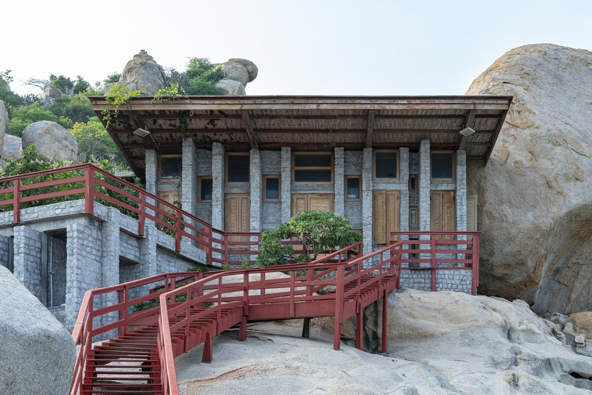 Độc đáo ngôi nhà trên tảng đá khổng lồ ở Ninh Thuận