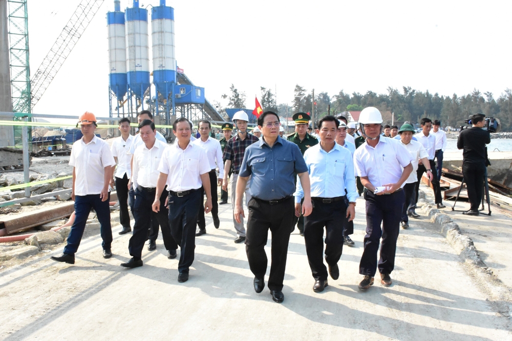 Thủ tướng Phạm Minh Chính kiểm tra cầu vượt biển Thuận An