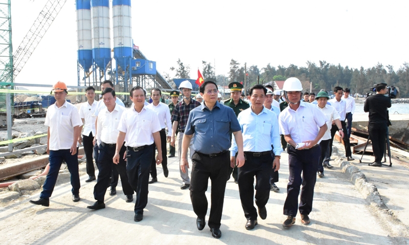 Thủ tướng Phạm Minh Chính kiểm tra cầu vượt biển Thuận An