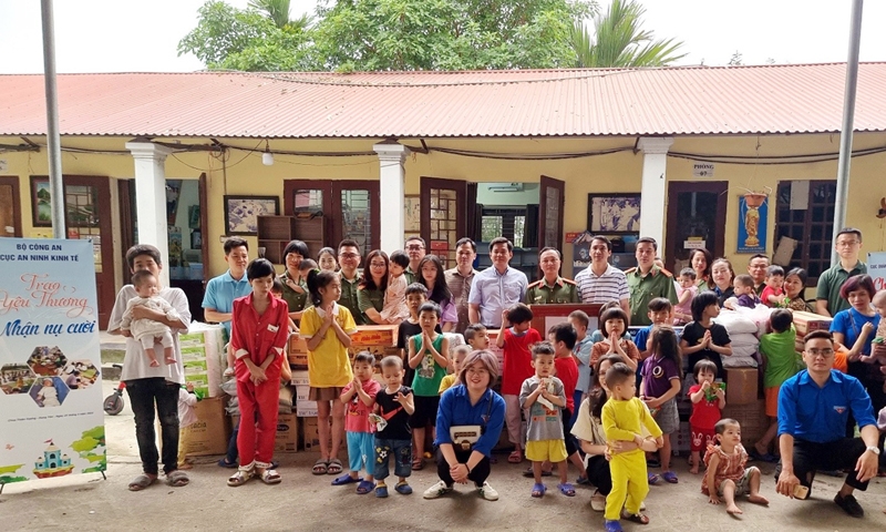 Cục Quản lý nhà và thị trường bất động sản tổ chức chương trình thiện nguyện “Yêu thương cho em” tại chùa Thiên Hương