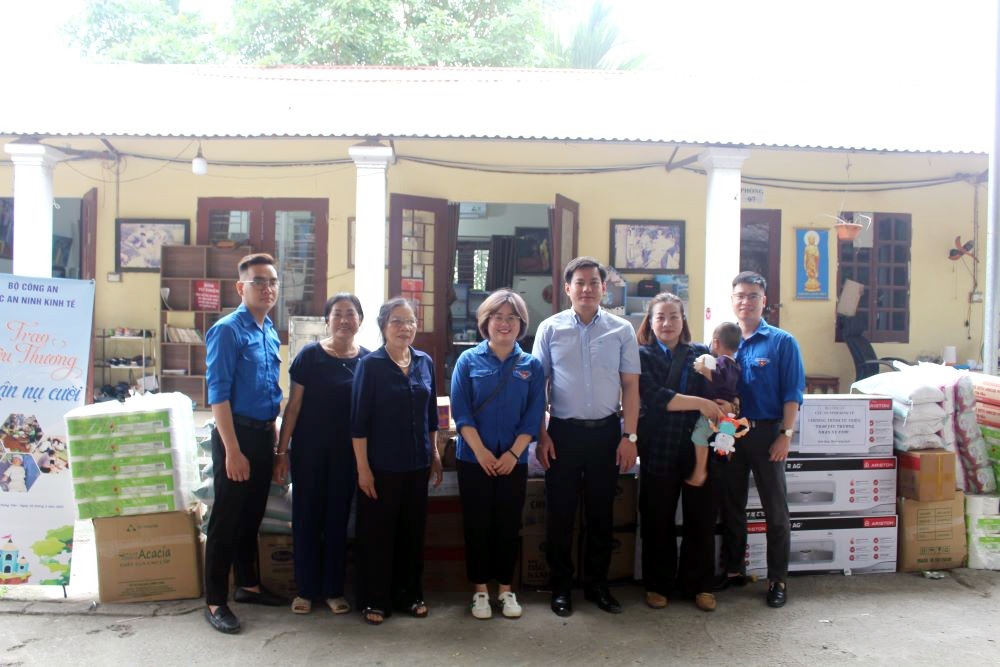 Cục Quản lý nhà và thị trường bất động sản tổ chức chương trình thiện nguyện “Yêu thương cho em” tại chùa Thiên Hương