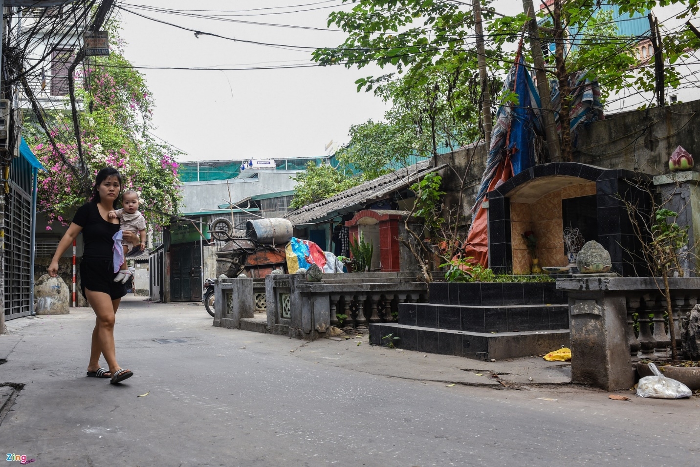 Con phố có nhiều ngôi mộ nằm sát nhà dân ở Hà Nội