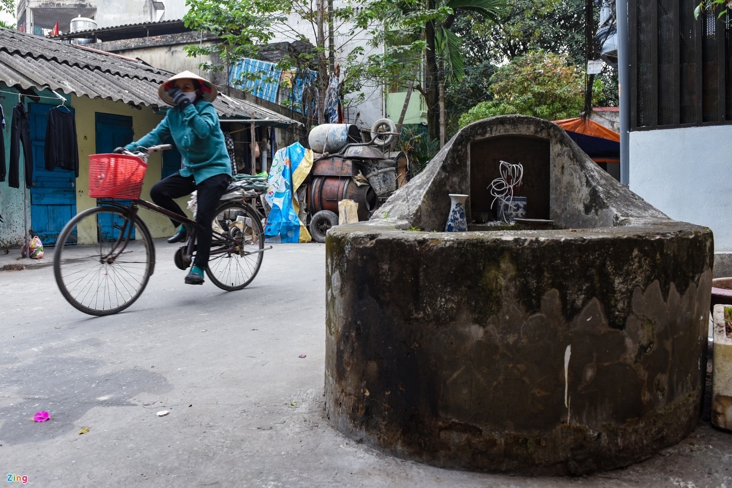 Con phố có nhiều ngôi mộ nằm sát nhà dân ở Hà Nội