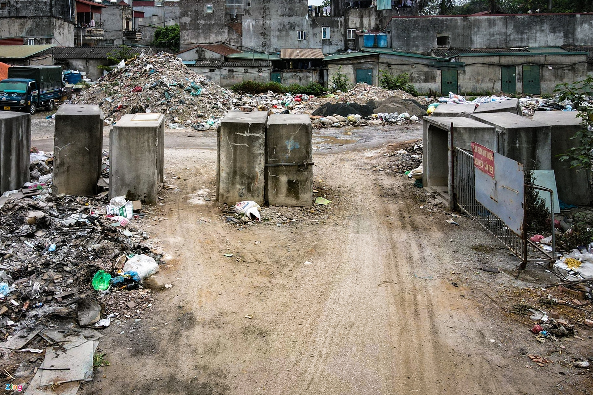 Đường 1.500 tỷ thi công dang dở trở thành bãi rác khổng lồ