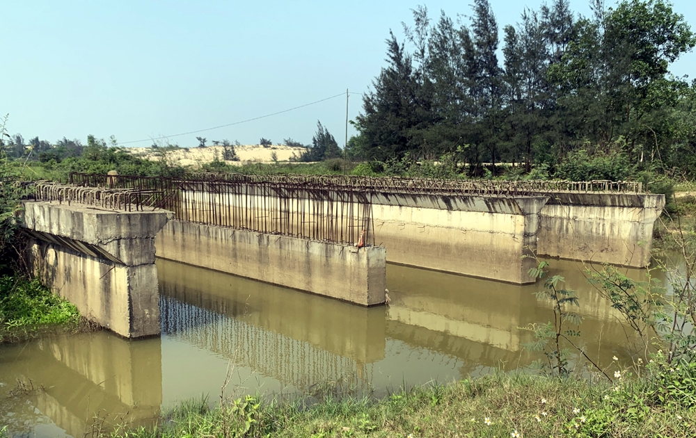 Việc ngừng thi công lâu ngày khiến công trình hoang phế, sắt thép hoen gỉ.