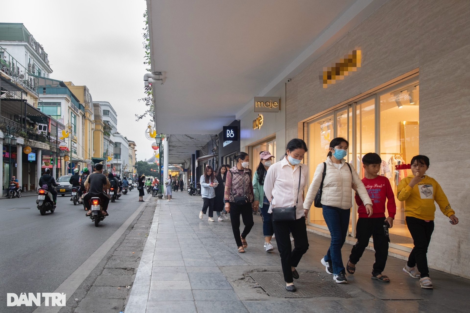 Con phố trăm tuổi có mái che vỉa hè lâu đời và duy nhất ở Hà Nội