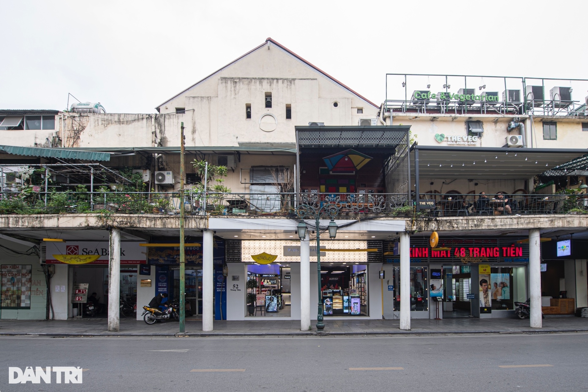 Con phố trăm tuổi có mái che vỉa hè lâu đời và duy nhất ở Hà Nội