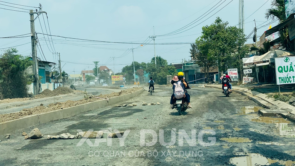 Đắk Nông: Cận cảnh thi công mất an toàn giao thông trên tuyến đường liên huyện Cư Jút