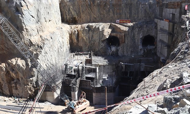 Thông hầm dẫn nước dự án Nhà máy Thủy điện Ialy mở rộng