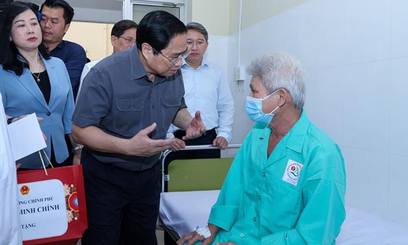 Thủ tướng khảo sát thực tế việc bảo đảm thuốc, vật tư y tế cho bệnh nhân