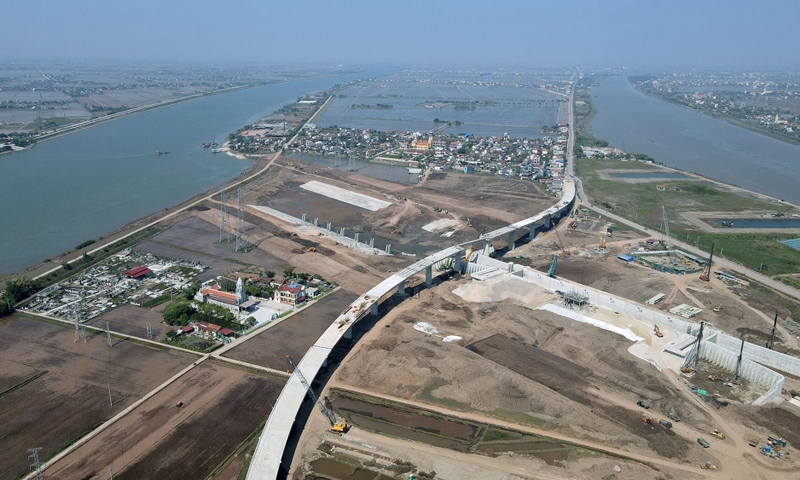 Cụm công trình nhằm đào một tuyến kênh dài khoảng 1km, rộng 90-100m nối thông giữa sông Đáy và Ninh Cơ.