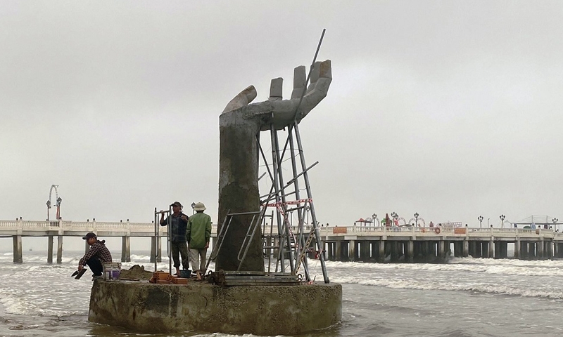 Thanh Hóa: 5 bàn tay dọc biển Hải Tiến là chòi canh kết hợp trang trí