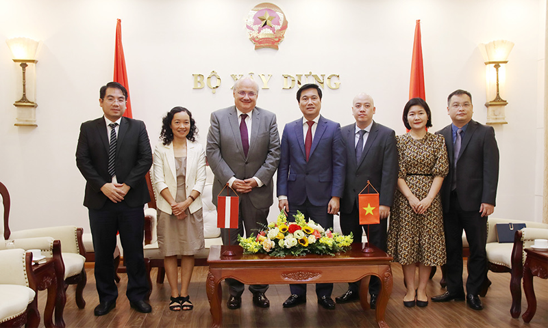 Deputy Minister Nguyen Tuong Van meets Austrian Ambassador in Vietnam
