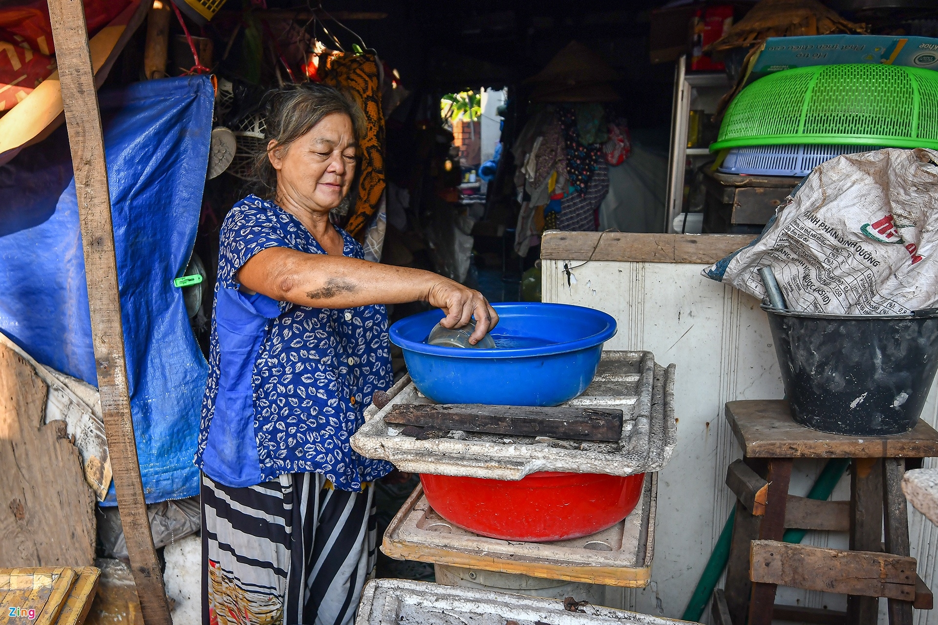 Cuộc sống tạm bợ trong những căn nhà 'chờ sập' ở miền Tây