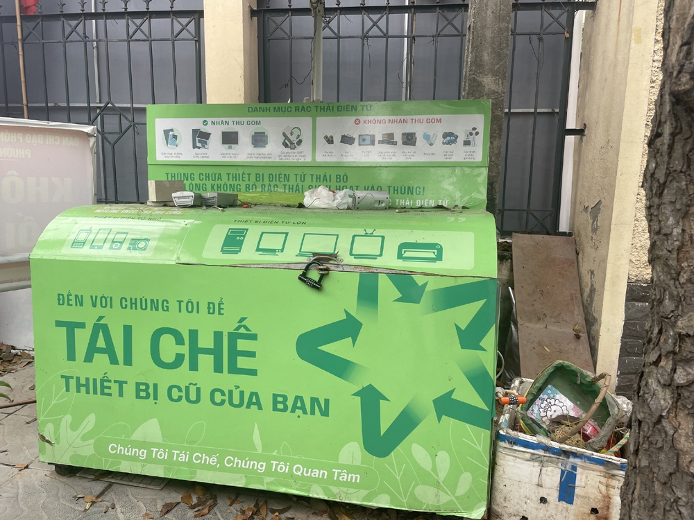 Thấy gì từ việc thu gom rác thải điện tử ở Hà Nội?