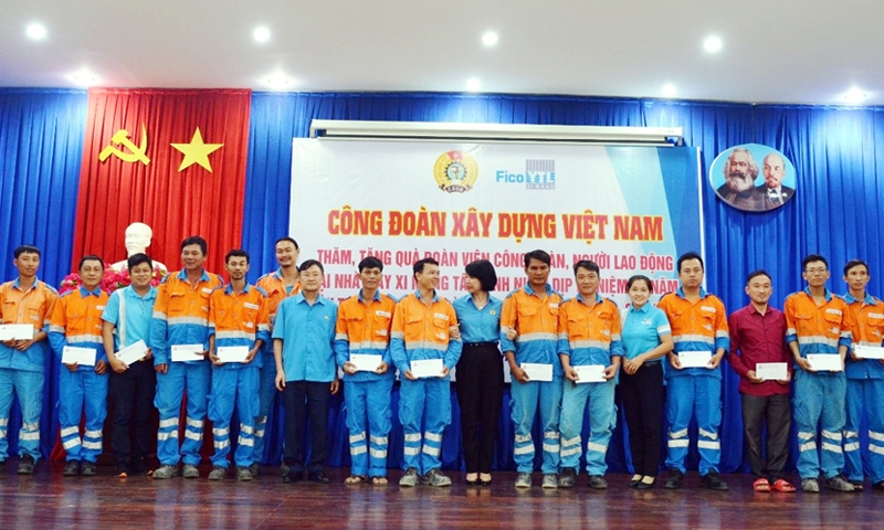 Công đoàn Xây dựng Việt Nam tặng quà người lao động có hoàn cảnh khó khăn tại Nhà máy xi măng Fico Tây Ninh