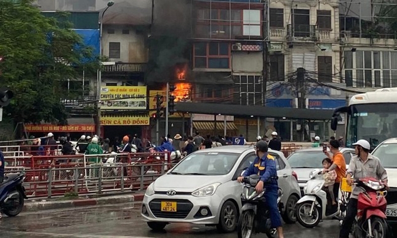 Hà Nội: Một ngôi nhà trên phố Xã Đàn bốc cháy dữ dội đúng giờ cao điểm