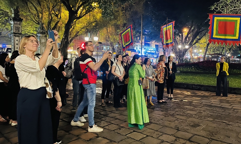 Đại biểu Việt Nam và Pháp trải nghiệm di sản Hà Nội về đêm