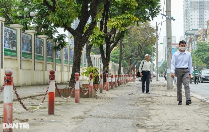 Hà Nội: Dựng rào, giăng dây, xây trụ bê tông để giữ vỉa hè