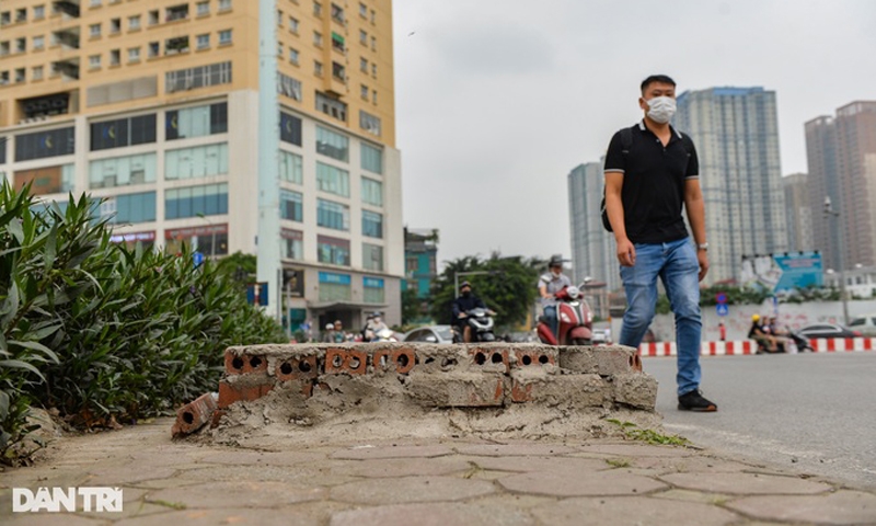 Hà Nội: Dựng rào, giăng dây, xây trụ bê tông để giữ vỉa hè